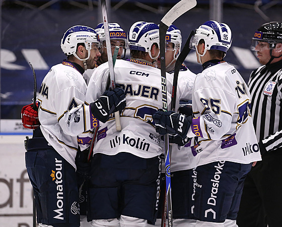 Hokejisté Kolína se radují ze vst�elené branky.