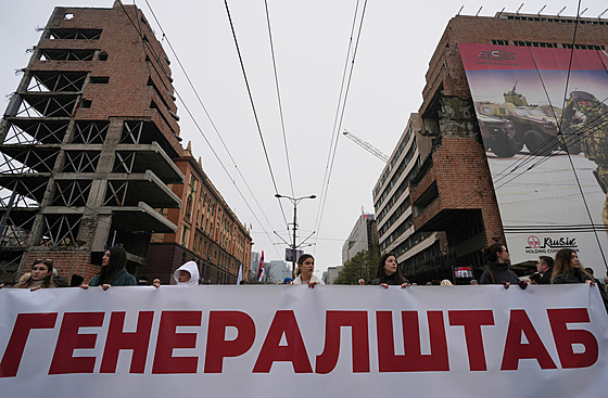 Tisíce lidí ve st�edu v B�lehrad� symbolicky vytvo�ily lidský �tít kolem...