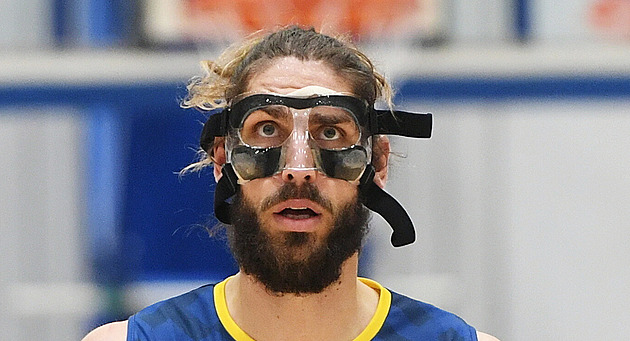 steck Adam Pechek v masce.