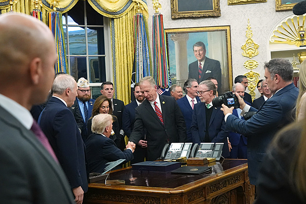 Paralýza vlády trvala 43 dní. Je to velký den, řekl Trump k ukončení shutdownu