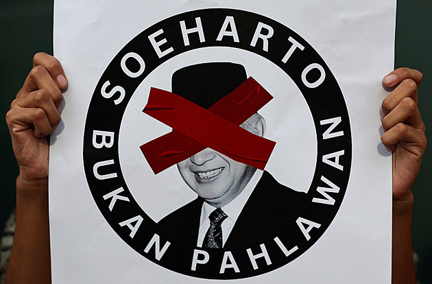 Ocenění bývalého tchána. Suharta v Indonésii prohlásili hrdinou, aktivisté zuří