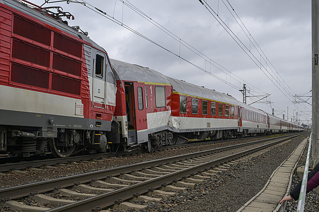 Padaly kufry, lidé krváceli. Srážka vlaků na Slovensku mohla snadno skončit tragičtěji