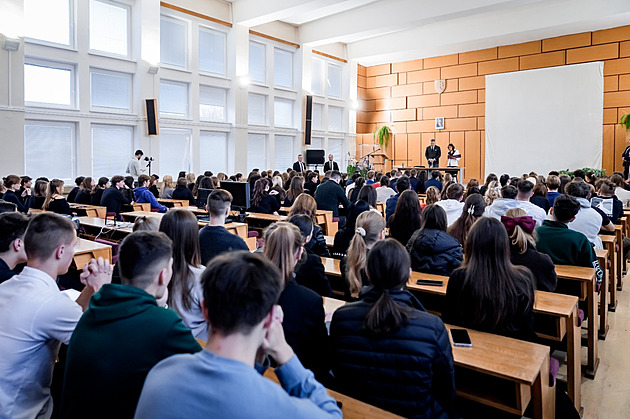 „Arogantní“ Fico pobouřil studenty, odešli ze sálu. Jděte si do války, řekl jim