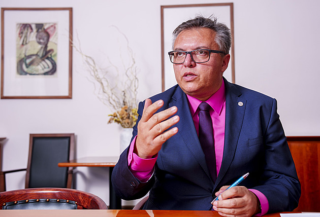 Otázky Václava Moravce nahradila Debata ČT. Poslanci diskutují o uvolnění ruské ropy