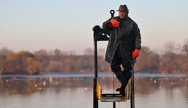 Rybá�i o víkendu vylovili Bezru�, nejv�t�í chovný rybník na severu Moravy a...