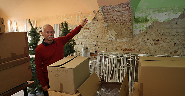 Po loňském vyplavení nevěřili v restart, teď opavský podnik zase vyrábí vánoční baňky