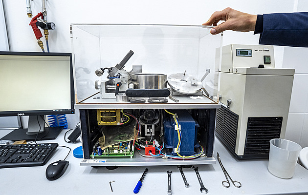 Český vynález pomůže sklárnám, díky nanopovlaku ušetří miliony