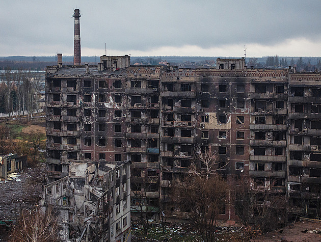 Mrtvé pohřbívají mezi paneláky. Rusko změnilo Kosťantynivku v zónu zkázy