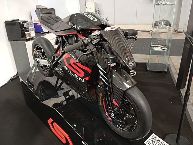 Utajená světová premiéra na pražském elektrosalonu. Česká motorka z garáže