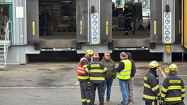 Ve skladové hale se prorazil barel s chemikálií, evakuovali desítky lidí