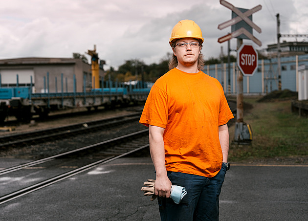 Pohled do kabiny, vozu i pod vagon. Kdo všechno stojí za tím, že dojedete do cíle?