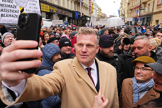 Nácek nám nebude krást svátek, vítal Turka s Motoristy transparent a obří ryk