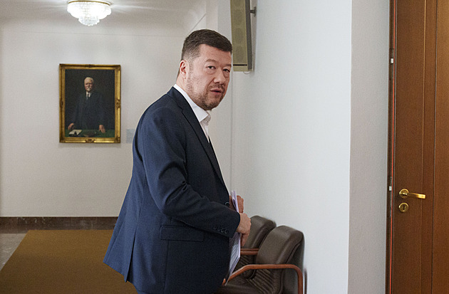 Hysterik, jenž táhne vládu dolů. Jak Okamura škodí vládnímu ratingu