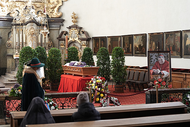 Veřejnost a blízcí se rozloučí s kardinálem Dukou, úryvek z Bible přednese Strach