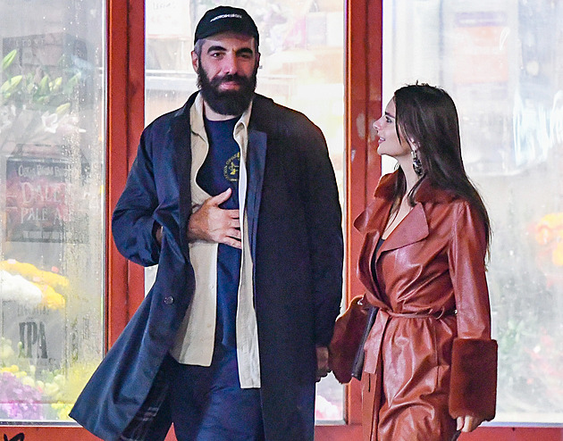 Emily Ratajkowski randí s francouzským režisérem, expartnerem známých zpěvaček