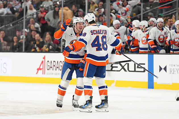 Vždyť je mu jen osmnáct! Obří talent v NHL zastiňuje hvězdy, z parťáků má ochranku