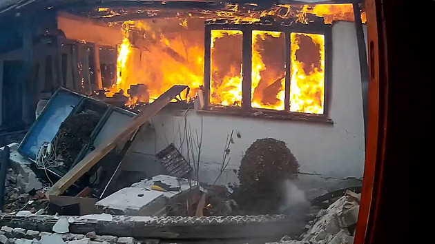 Vbuch propanbutanov lahve rozmetal dlnu u domu