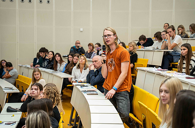 Konference Rady mladích, na které studenti stedních kol diskutovali...