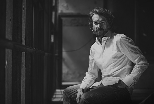 Musím poslouchat, jestli slyším, umrtvuje mě to. Tinnitus je hnus, říká Dan Bárta