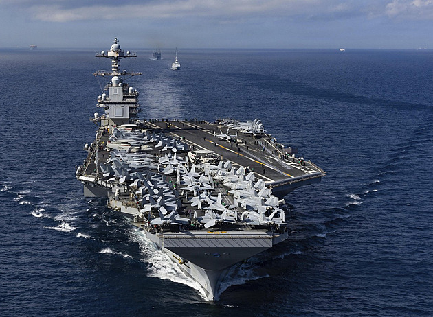 Až 800 úderů za den. USA shromažďují u Íránu drtivou sílu, boje mohou trvat týdny