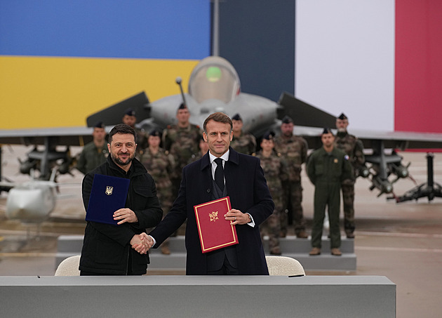 Zelenskyj se ve Francii dohodl s Macronem. Ukrajina koupí 100 stíhaček Rafale