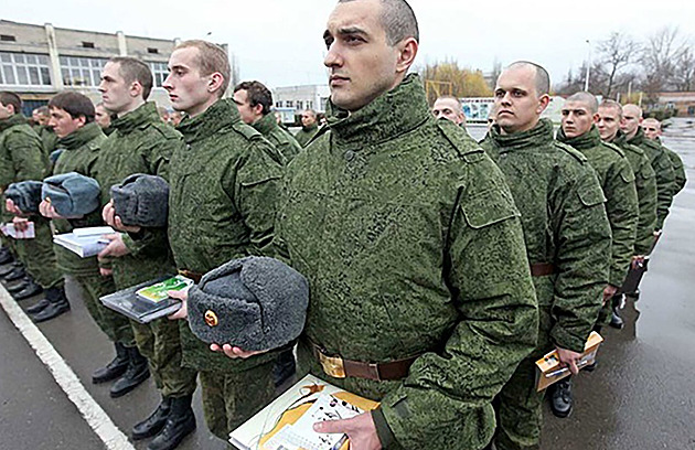 Regiony krvácí, Kreml přitvrzuje. Rusko usilovně shání muže pro další rok války