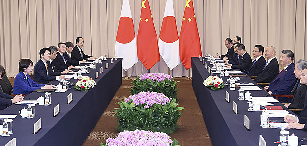 Podřezejte jim krky! V Číně povstávají vlčí válečníci, žízní po krvi japonské premiérky