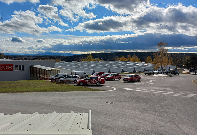 Tlumiče mají zkrotit hluk z továrny na dlaždice. Lidé si ale stěžují dál