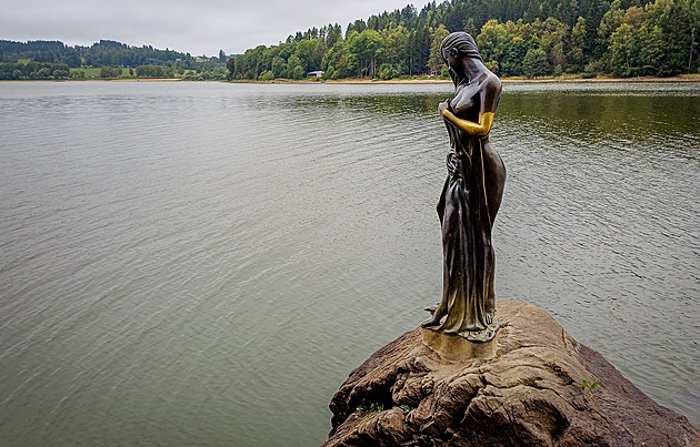 Komplex Viva Lipno se má rozkládat u b�ehu, kde stojí bronzová socha Lipenské...