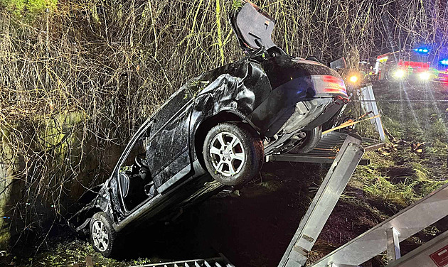 Auto sjelo v noci do potoka. Dva vážně zraněné muže vyprošťovali hasiči