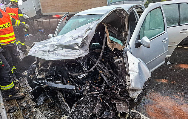 Náklaďák se v Jeseníkách střetl s osobním autem, nehoda komplikuje provoz