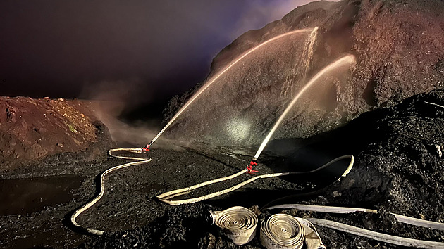 Na skládce u Litvínova opět hoří štěpka, hasiči vyhlásili třetí stupeň poplachu