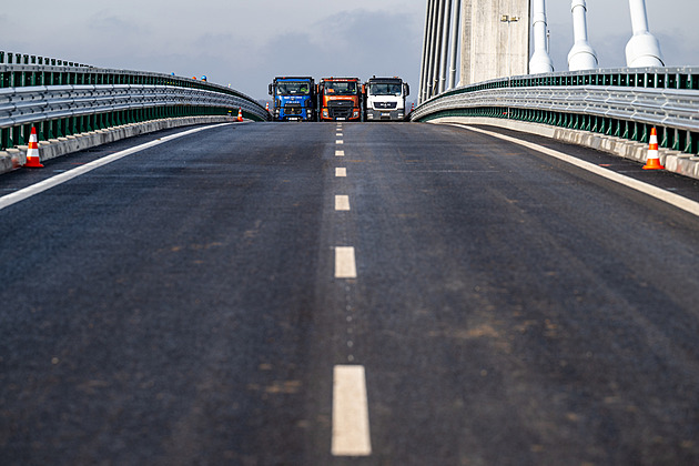 Sto tun a desítky čidel. Největší zavěšený lanový most prošel zatěžkávacím testem