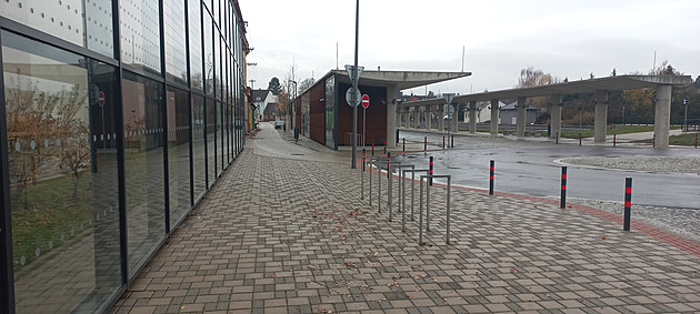 Autobusy minou školu i náměstí. Terminálu duchů to prospěje, cestujícím uškodí