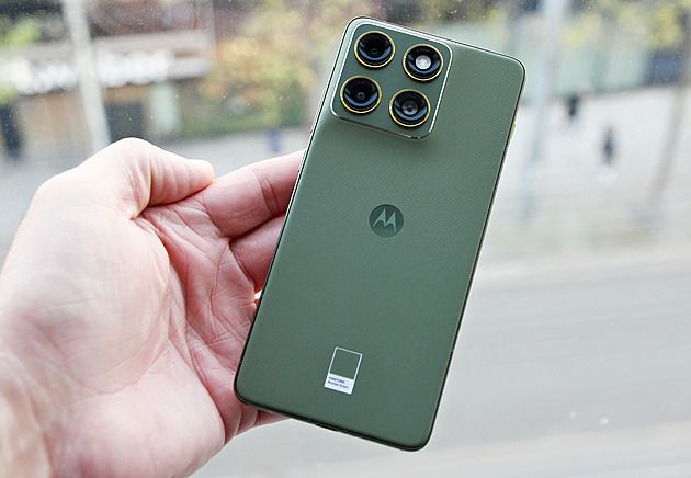 Tenoučký telefon za parádní cenu. Test Motoroly Edge 70