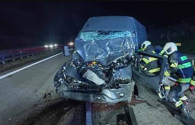 Dálnici D3 směrem na Prahu uzavřel střet dodávky a auta. Na místě jsou zranění