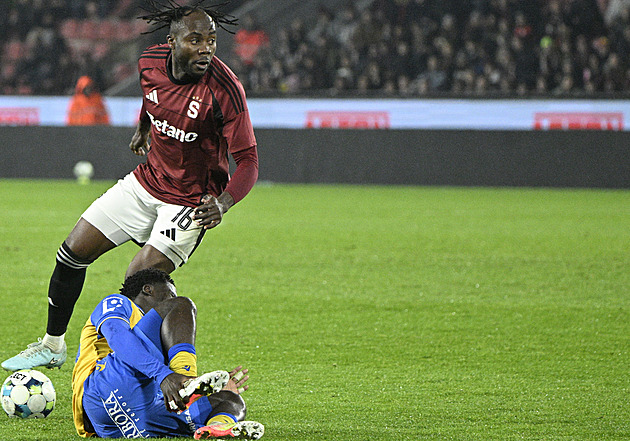 Sparťanům vadilo zdržování. Ze sedmi minut nastavení byl míč ve hře jen čtyři