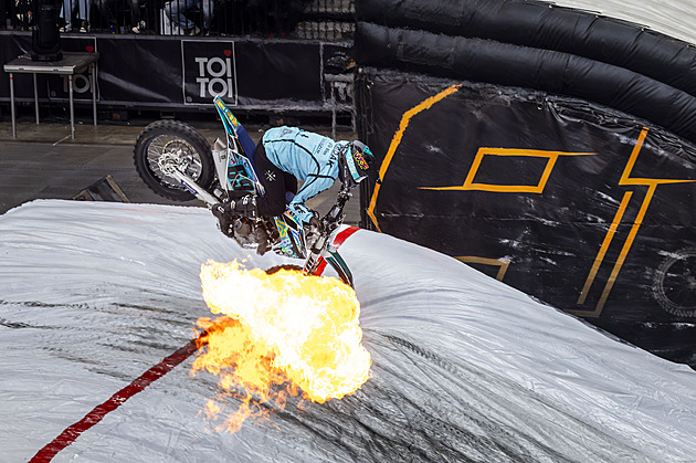 Na motorkářskou show dorazil prezident, jednoruký jezdec i gladiátorský potěr