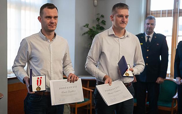 Dva zachránci (zleva) Tomá Gazdík a Martin Bublík, kteí získali ocenní za...