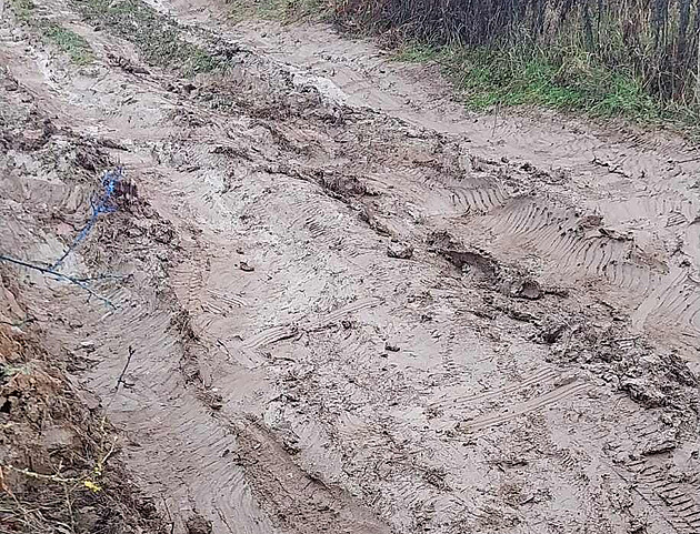 Uzavírka v Brně způsobila další nenadálé potíže, řidiči uvázli na blátivé cestě