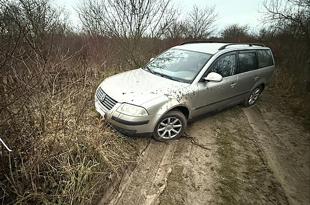 Hasi�i v brn�nských Ob�anech pomáhali se zapadlými auty na polní cest�, kam je...