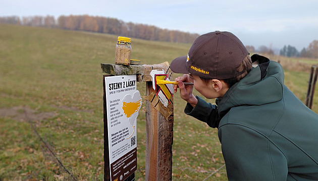 Dobrovolnci vyrazili na brigdu do Slepich hor na eskokrumlovsku a obnovili tam kilometrovou trasu na stezce nedaleko Besednice a tak Kaplice.