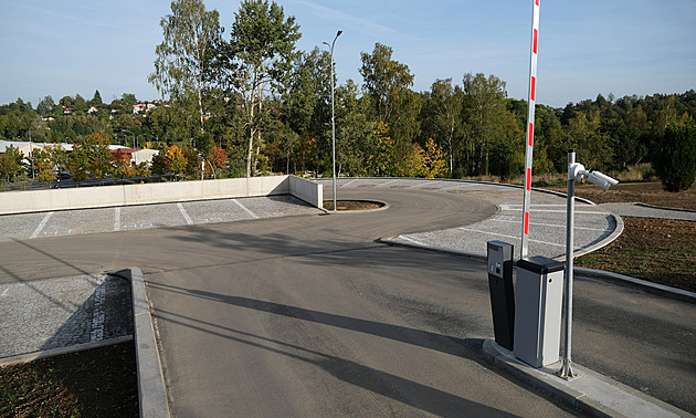 Parkovi�t� v havlí�kobrodské lokalit� Na Nebi u Reynkovy ulice je v provozu od...