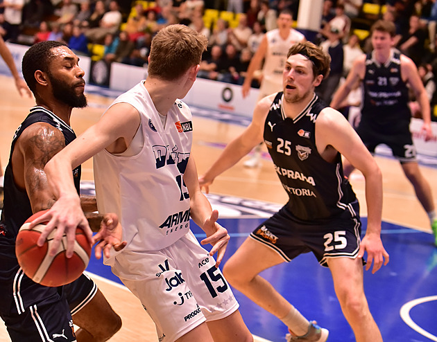 Nymburští basketbalisté deklasovali Slavii, uspělo i Brno. Děčín natáhl vítěznou sérii