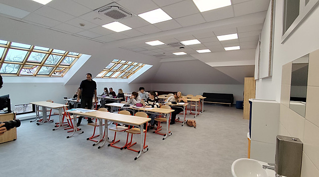 Studenti hradecké zdravotnické �koly se u� u�í v nových odborných u�ebnách....