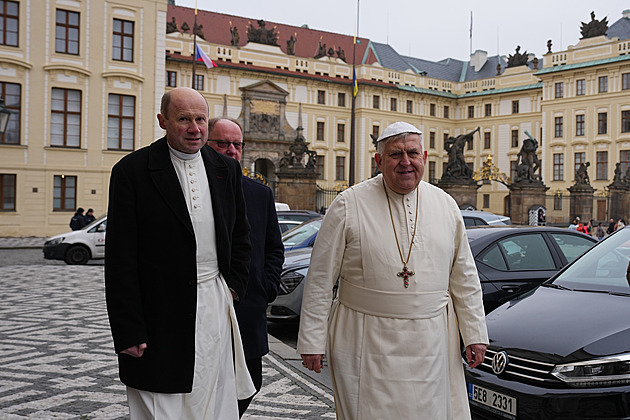 Veřejnost a blízcí se loučí s kardinálem Dukou, na Hradě se scházejí hosté