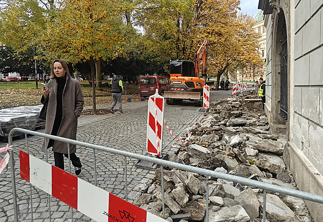 Žulová dlažba v Plzni nevydržela nápor a popraskala, nové desky budou silnější