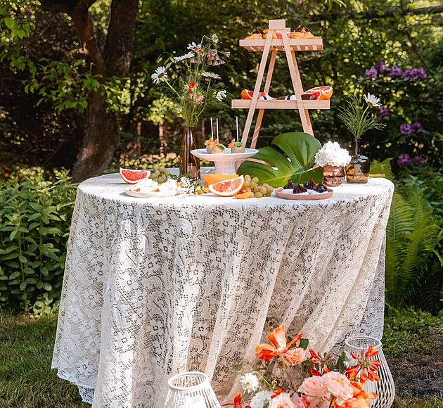 Tajná svatba na přehradě, v lese, na mýtině. Přibývá párů, které šetří