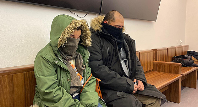 Postižený syn dostával jedno jídlo denně do misky, spal na podlaze, soudí manžele