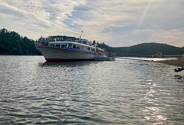 Výletní loď na Hracholuskách ztratila kapitána, teď ji čekají velké změny